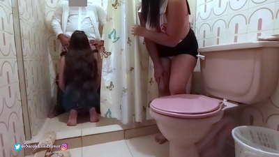 پرستار پزشک بیمار لعنتی را در حمام بیمارستان پیدا می کند / قسمت 1 / نیکول لوندراور / Chiquicandy